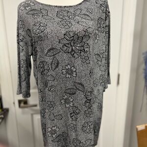 J Jill Wearever Large black white floral 3/4 sleeve top pleated back